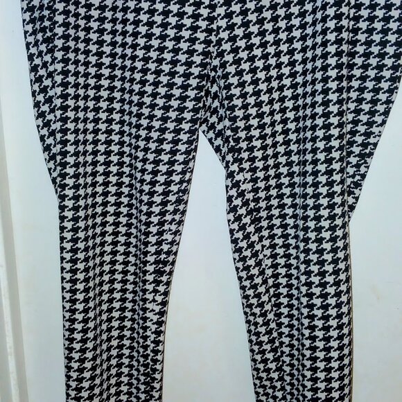 Savion Houndstooth print leggins, black & white skinny leg cut, high rise waist - Picture 6 of 7